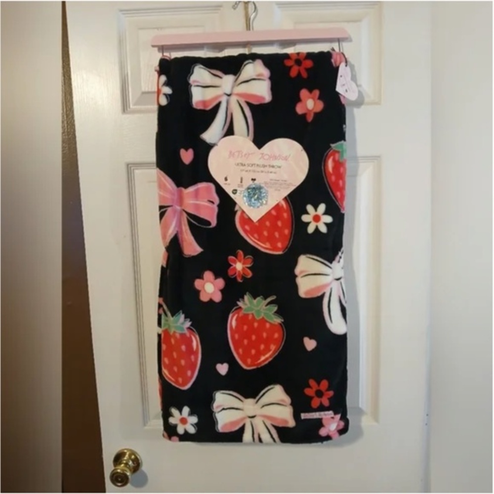 Betsey Johnson NWT Strawberry & Bow 50 ×60 Inch Plush Throw